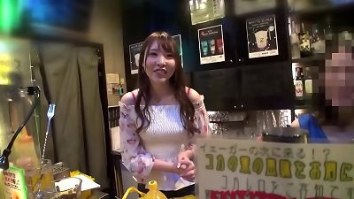 Emi, the obscene bar holder in Akabane, Kita-ku, appears! She mass-produces normal customers with her crazy hospitality created by the customer service skills she learned as a previous Roppongi hostess and her naturally chisels lustful constitution!